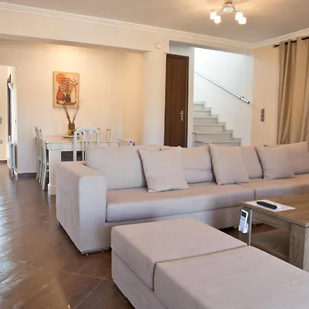 Eva στην περιοχή Willa Erétria